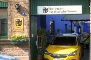 Shoppen Sie den Met Akazienhonig Met und andere fantastische Geschenke online und lassen sich bequem via DHL aus dem Bundesamt für magische Wesen beliefern. Aber ersparen Sie sich das Verkehrschaos in Bonn, der Stauhauptstadt von Nordrhein-Westfalen.